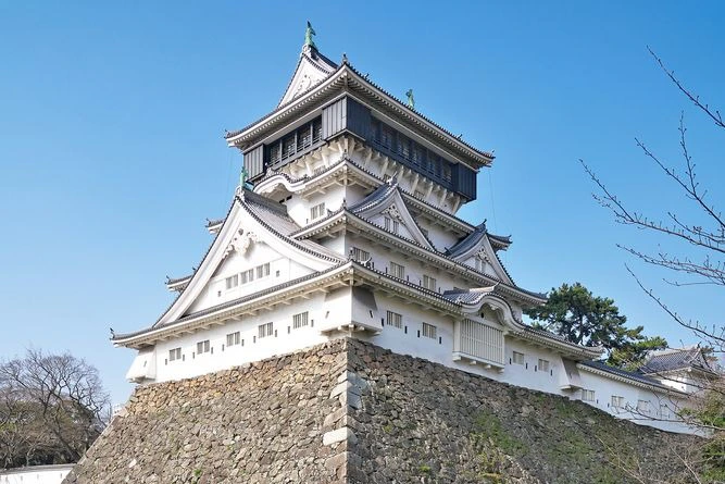 小倉城の白壁の天守閣（頂部の鯱と破風）