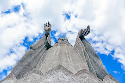 大きさランキング1位の大仏5選!牛久大仏だけじゃない!坐像や磨崖仏も!