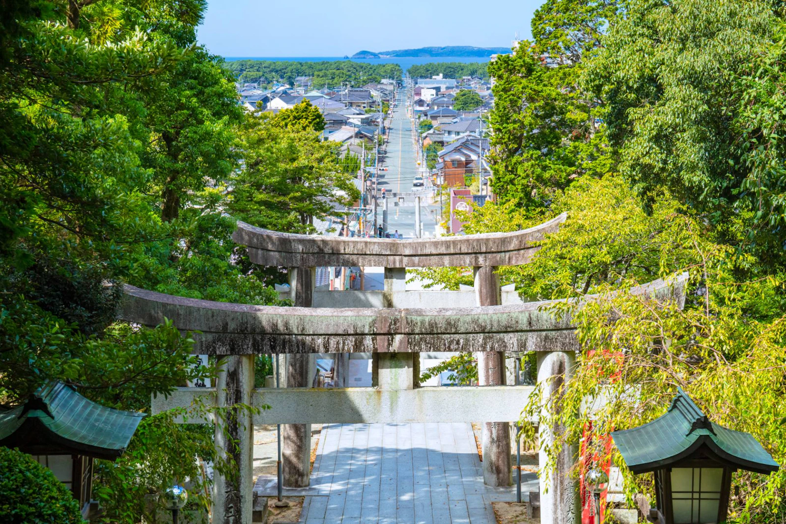 宮地嶽神社の光の道（参道から玄界灘を望む）