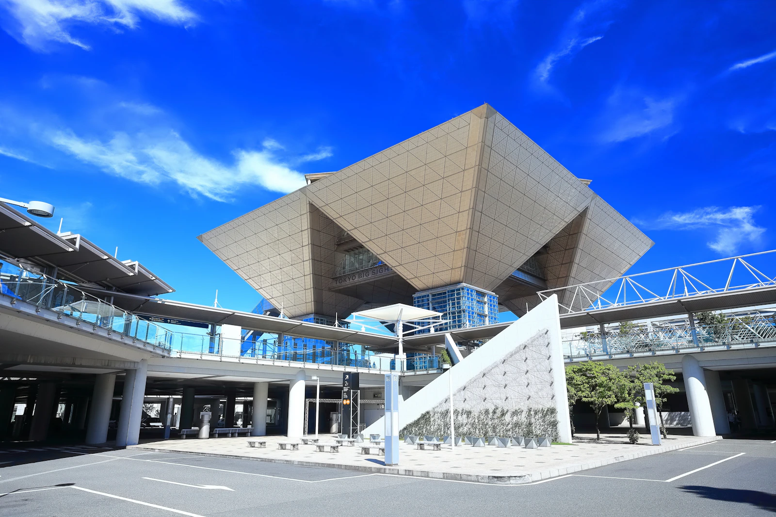 晴天の東京ビッグサイト（会場の最寄り駅エリア）