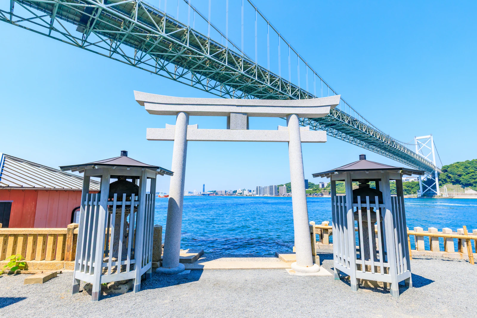 和布刈神社の鳥居と関門橋・関門海峡