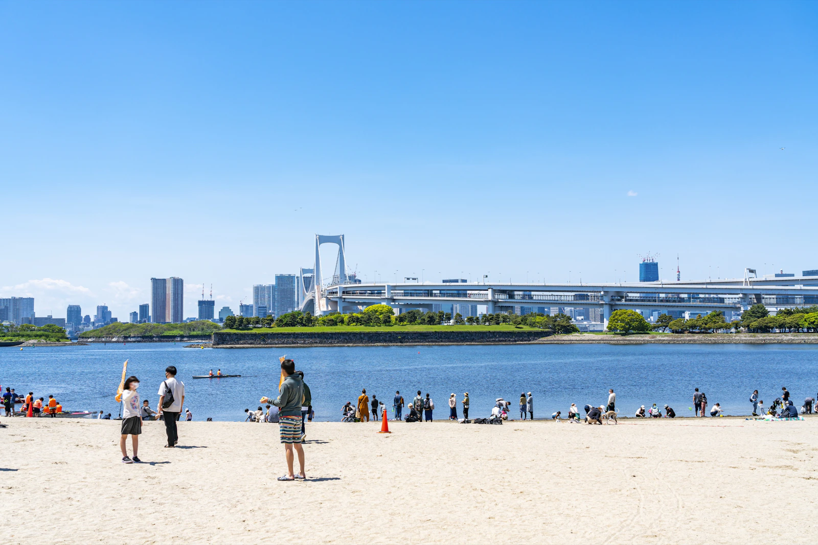 お台場海浜公園のビーチとレインボーブリッジ(my routeでおでかけ)